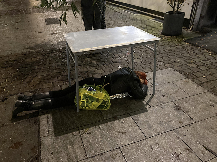 performance christine clinckx the artist under the table 2022 To Be Antwerp 